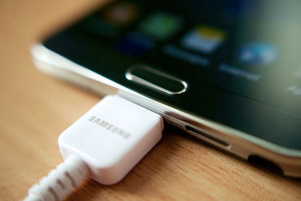 使用可能な充電ケーブルを使用して電話を充電します