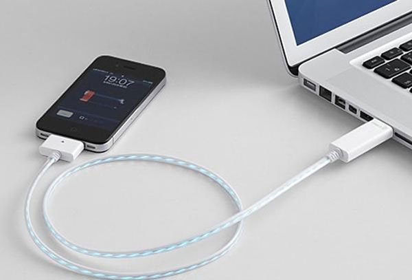 適切なUSBケーブルを使用してiPhoneをiTunesにリンクする