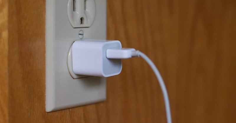 iPhoneを壁のアウトレットに接続して、アップデート中にiPhoneが凍結した